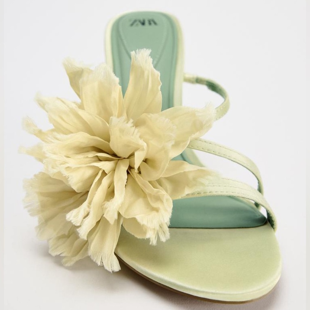 Zara‎ Healed Sandals With Maxi Flowers - Picture 7 of 17